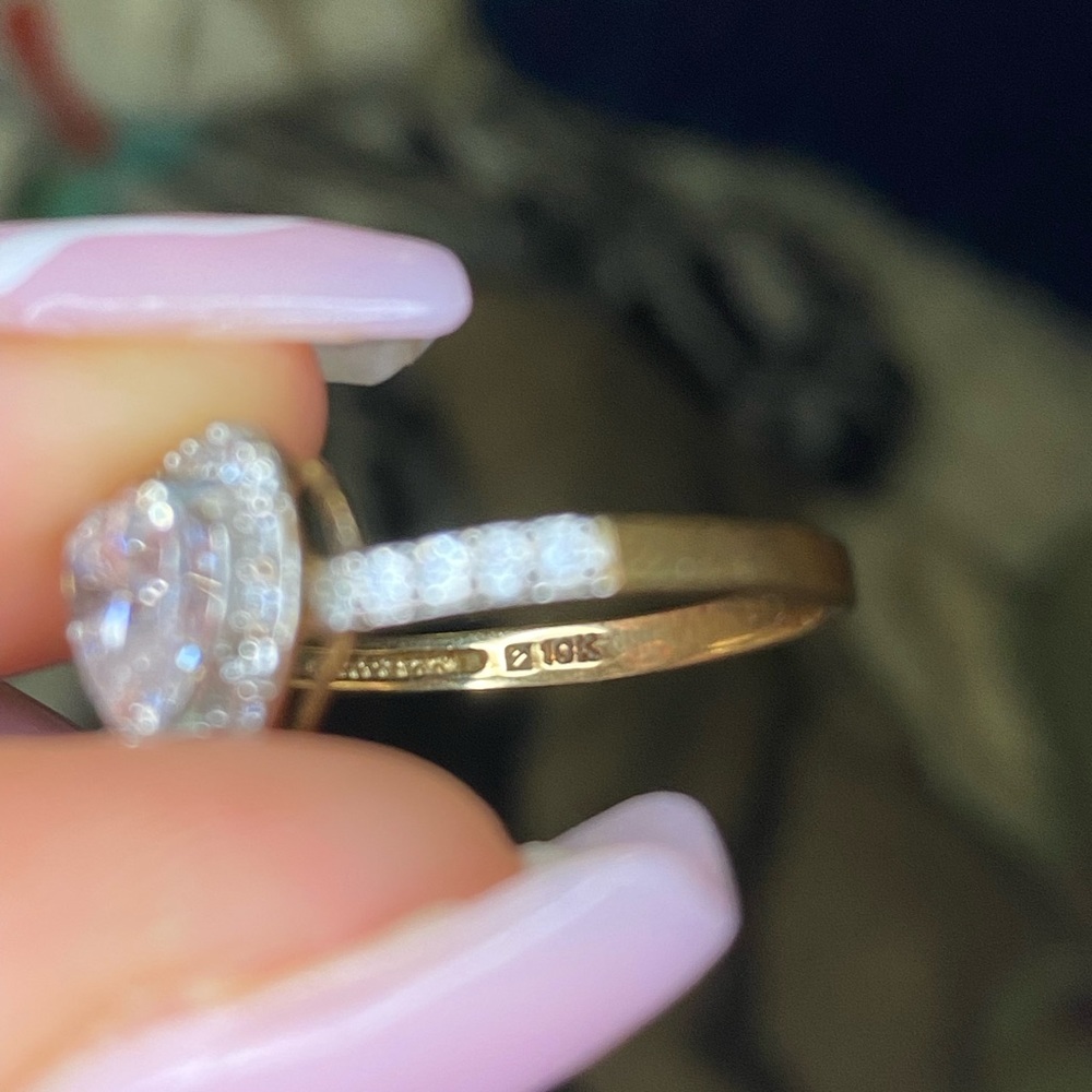 10k gold band heart shaped wedding/engagement ring - Picture 3 of 12